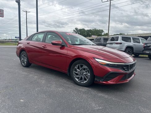 Used 2024 Hyundai Elantra SEL FWD image 2