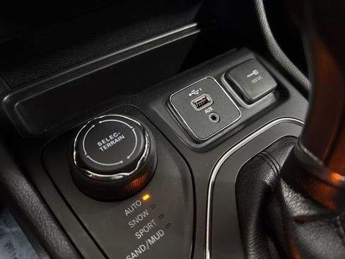Used 2019 Jeep Cherokee Latitude w/ Popular Appearance Group AWD/4WD image 16
