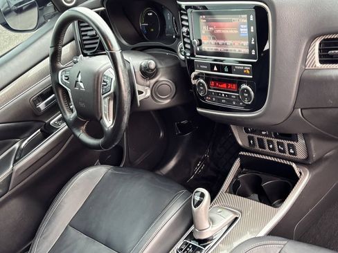 Used 2019 Mitsubishi Outlander 4WD Plug-In Hybrid image 9