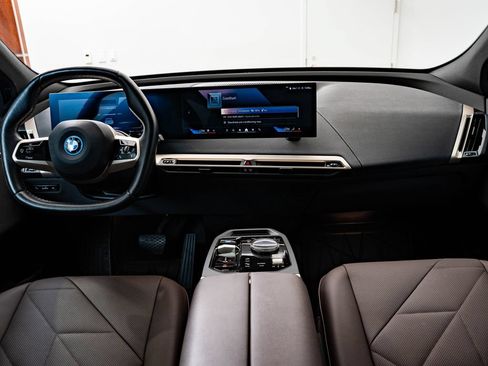 Certified 2025 BMW iX xDrive50 w/ Premium Package AWD/4WD image 33