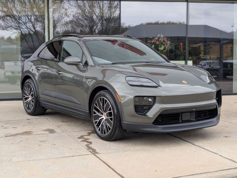 New 2026 Porsche Macan 4 Electric image 7