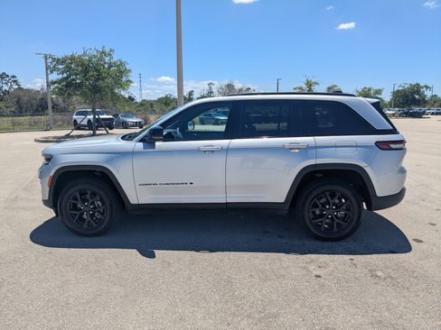Used 2025 Jeep Grand Cherokee Altitude image 6