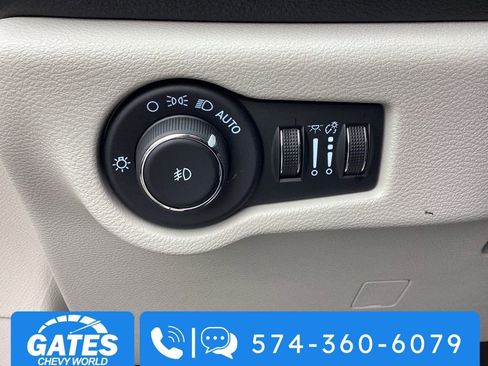 Used 2024 Chrysler Pacifica Select image 29