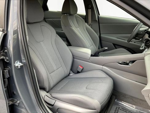 Used 2025 Hyundai Elantra SE image 29