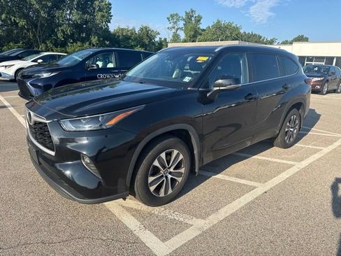 Used 2023 Toyota Highlander XLE AWD/4WD image 9