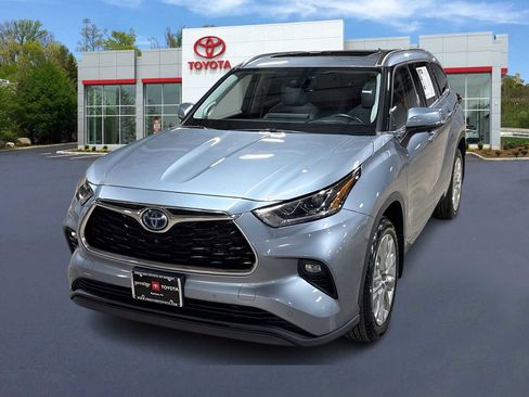 Used 2023 Toyota Highlander Limited AWD/4WD image 1