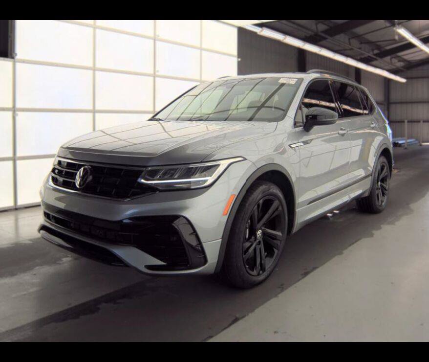 Used 2024 Volkswagen Tiguan SE R-Line FWD image 2