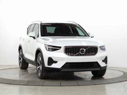Certified 2025 Volvo XC40 B5 Core image 1