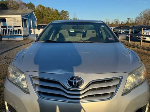 Used 2010 Toyota Camry LE image 3