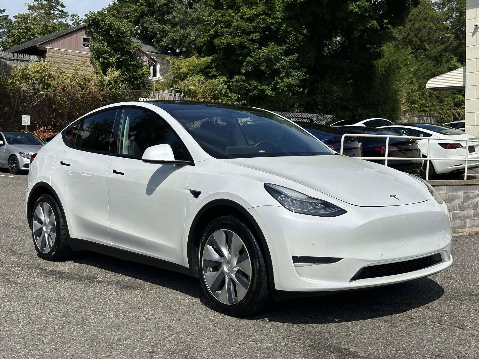 Used 2020 Tesla Model Y Long Range AWD/4WD image 1