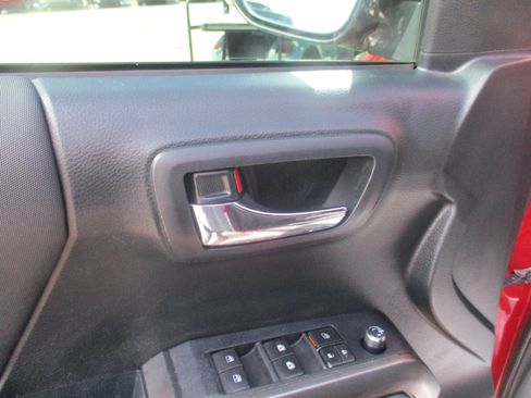 Used 2018 Toyota Tacoma TRD Off-Road AWD/4WD image 13