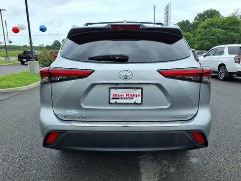 Used 2023 Toyota Highlander XLE AWD/4WD image 7