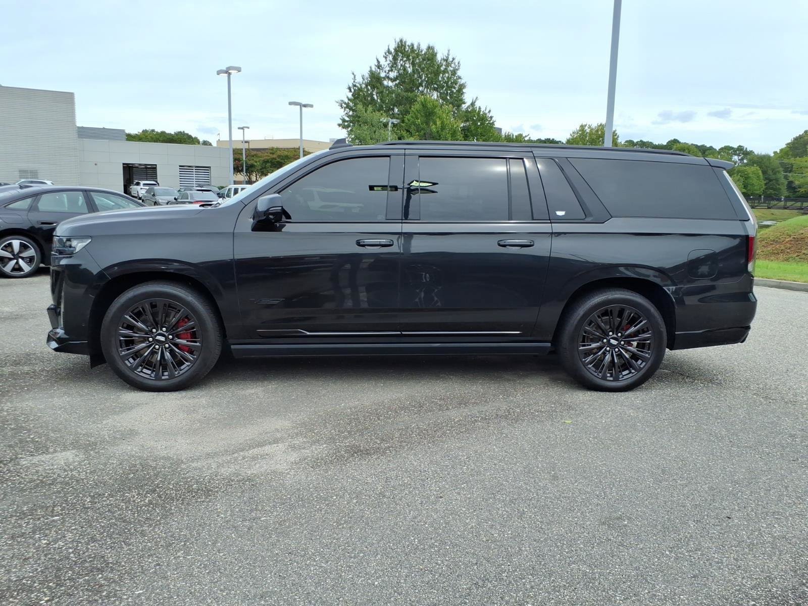 Used 2024 Cadillac Escalade ESV V w/ LPO, ONYX Package AWD/4WD image 3