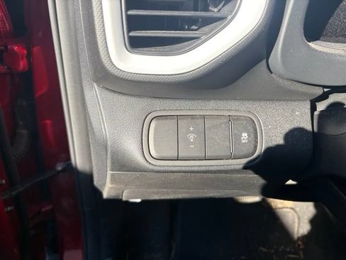 Certified 2024 Hyundai Venue Limited FWD image 9
