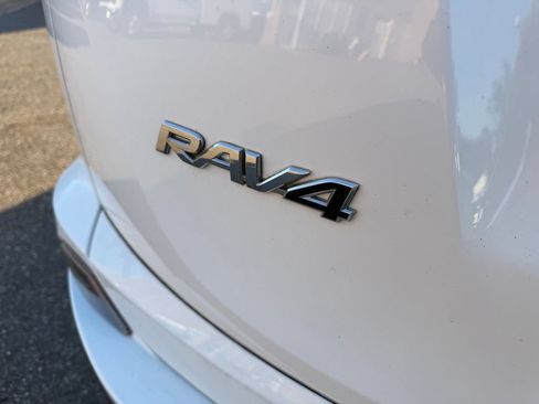 Used 2016 Toyota RAV4 LE FWD image 9
