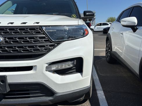 Used 2022 Ford Explorer XLT w/ Equipment Group 202A AWD/4WD image 8