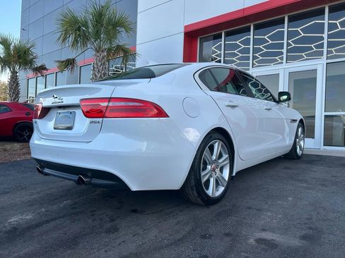 Used 2017 Jaguar XE Premium image 4