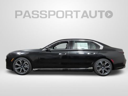 Used 2025 BMW i7 eDrive50 w/ Executive Package image 2