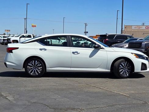 Used 2025 Nissan Altima 2.5 SV FWD image 3