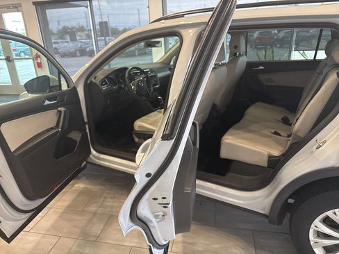 Used 2018 Volkswagen Tiguan SE w/ Panoramic Sunroof Package FWD image 9