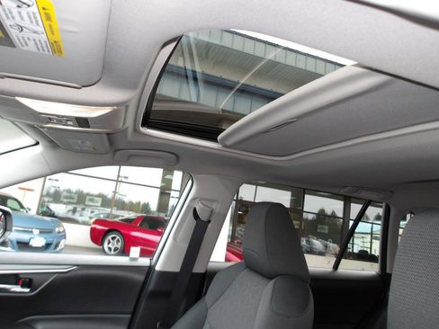 Used 2022 Toyota RAV4 XLE w/ Convenience Package image 14