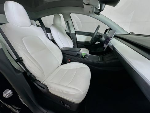 Used 2021 Tesla Model Y Long Range AWD/4WD image 30