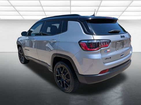 Used 2022 Jeep Compass Latitude w/ Convenience Group AWD/4WD image 2