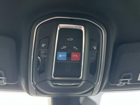 Used 2025 Jeep Grand Cherokee Laredo w/ Luxury Tech Group I RWD image 38