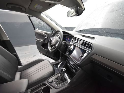 Used 2023 Volkswagen Tiguan SE image 18