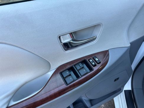 Used 2011 Toyota Sienna XLE w/ XLE Navigation Pkg FWD image 61