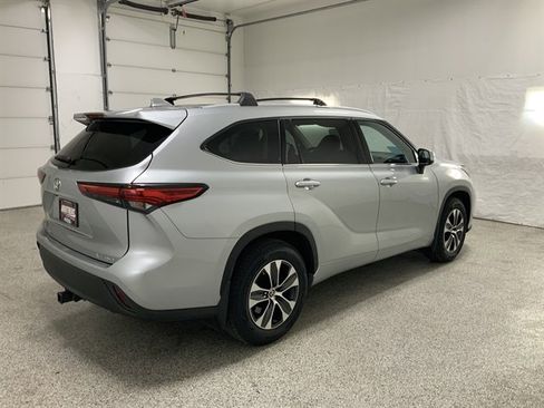 Used 2022 Toyota Highlander XLE image 5