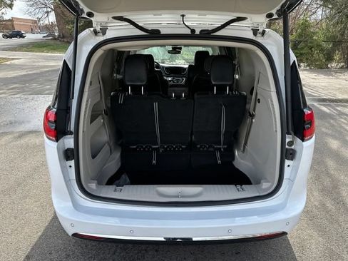 Used 2024 Chrysler Pacifica Touring-L FWD image 24