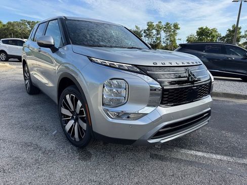 Used 2025 Mitsubishi Outlander SE image 10