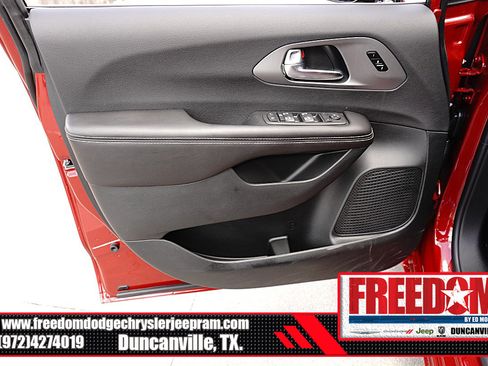 New 2027 Chrysler Pacifica Select FWD image 39