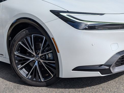 Used 2025 Toyota Prius XLE image 10