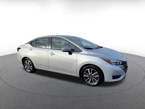 Used 2025 Nissan Versa SV image 2