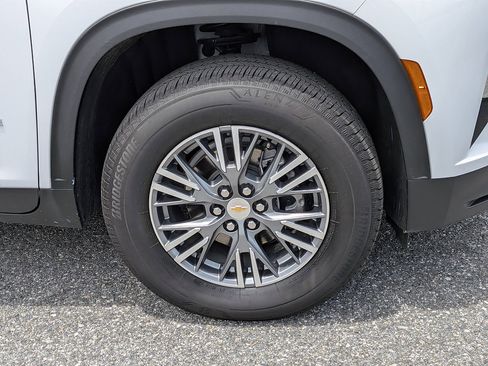 Certified 2025 Chevrolet Traverse LT FWD image 10