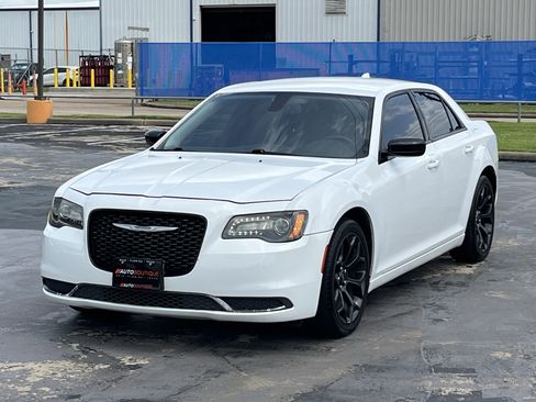 Used 2019 Chrysler 300 Touring w/ Sport Appearance Package RWD image 5