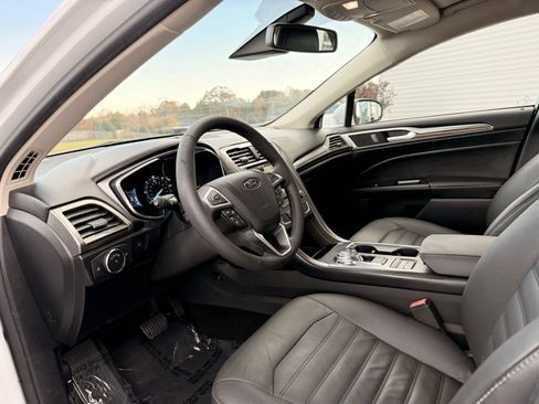 Used 2017 Ford Fusion SE w/ Equipment Group 602A FWD image 12