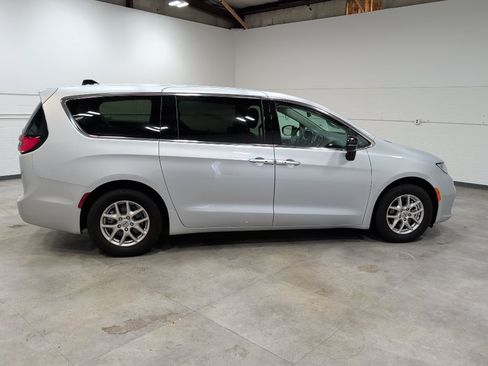 Used 2024 Chrysler Pacifica Touring-L FWD image 5