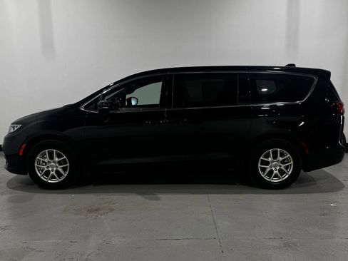 Used 2025 Chrysler Pacifica Select FWD image 13