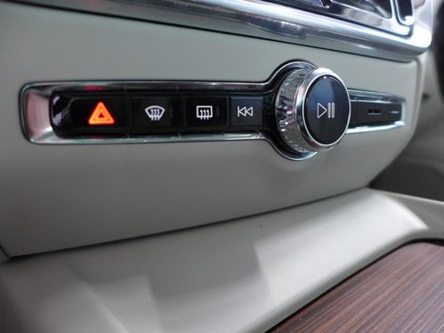 Used 2020 Volvo S60 T5 Momentum image 29