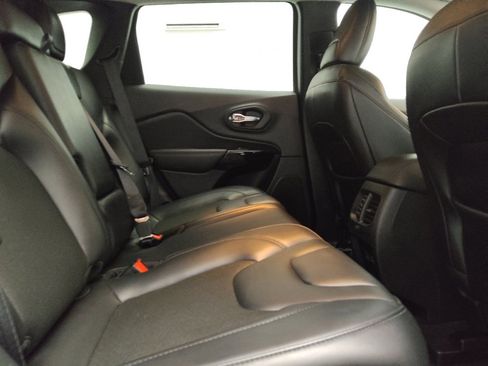Used 2021 Jeep Cherokee Latitude Plus FWD image 19