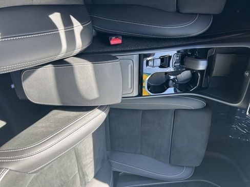 Certified 2025 Volvo XC40 B5 Plus image 26