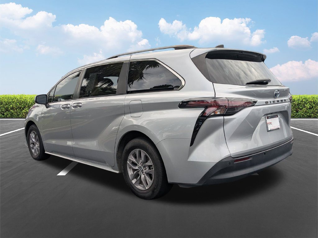 Used 2023 Toyota Sienna XLE FWD image 7