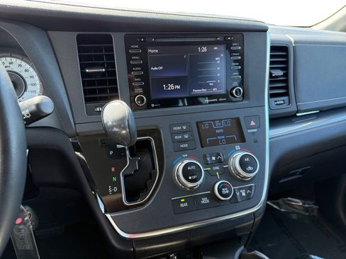 Used 2018 Toyota Sienna SE image 12