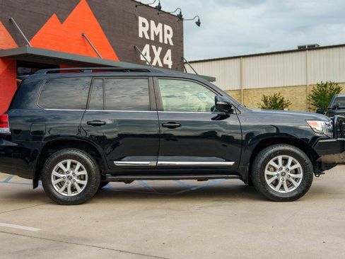 Used 2017 Toyota Land Cruiser image 4