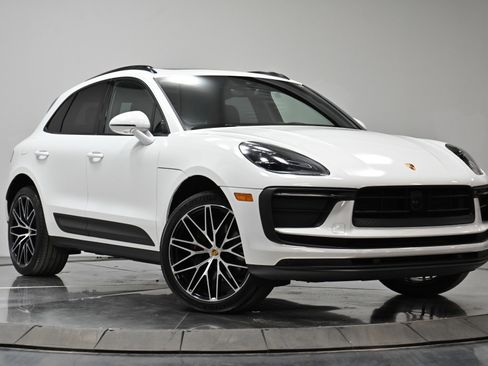 Used 2023 Porsche Macan image 16