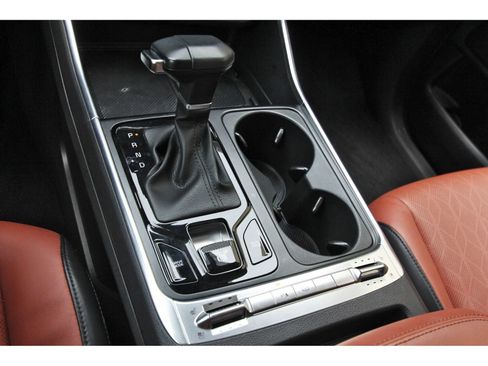 Used 2025 Kia Carnival SX w/ SX Dark Edition Package FWD image 27