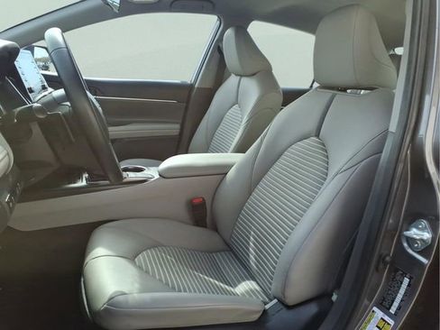 Used 2023 Toyota Camry SE image 12